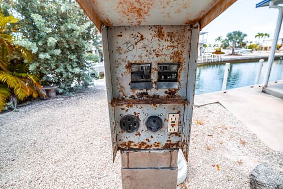 RV553